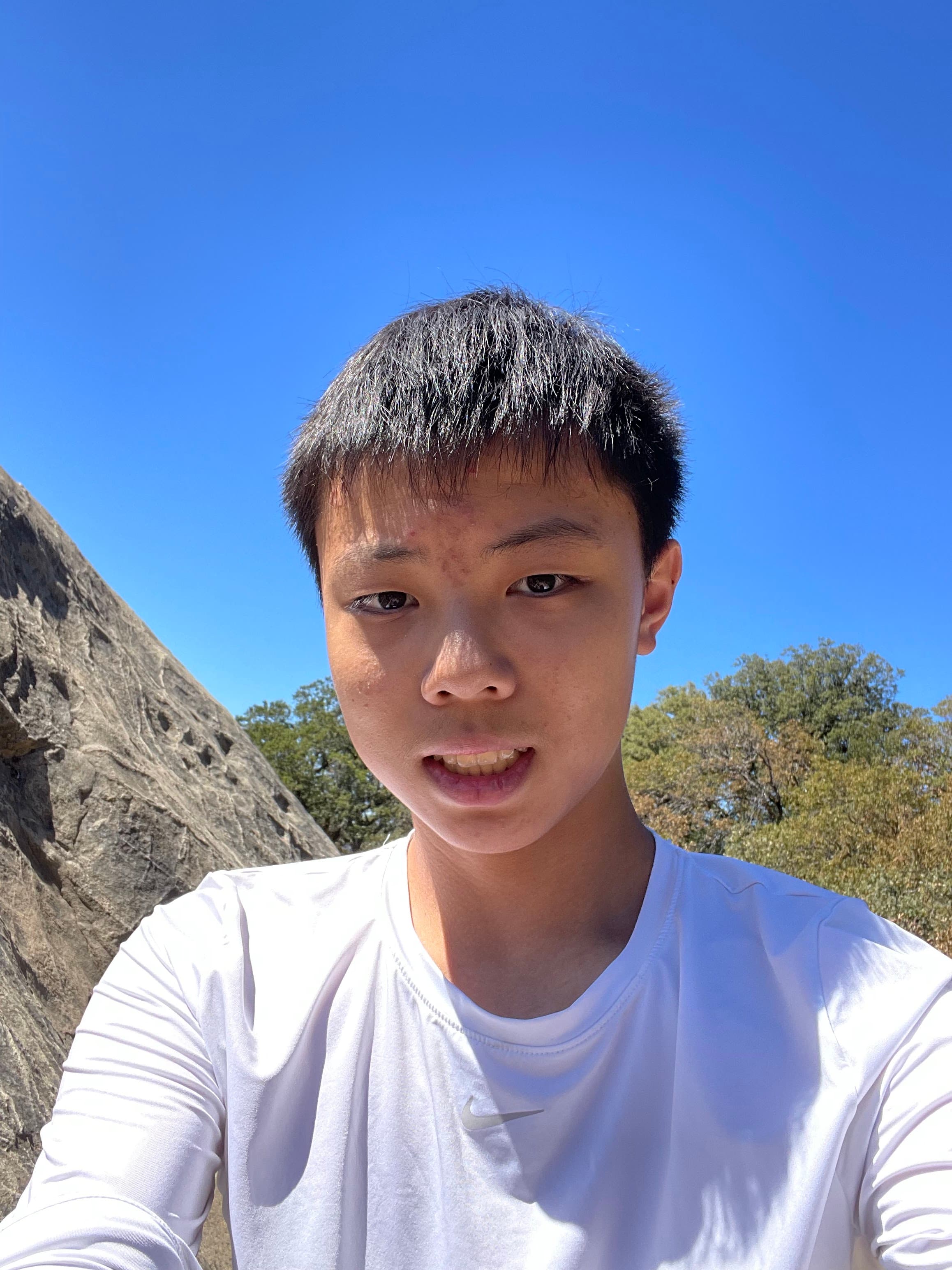 岩石地貌前的合影