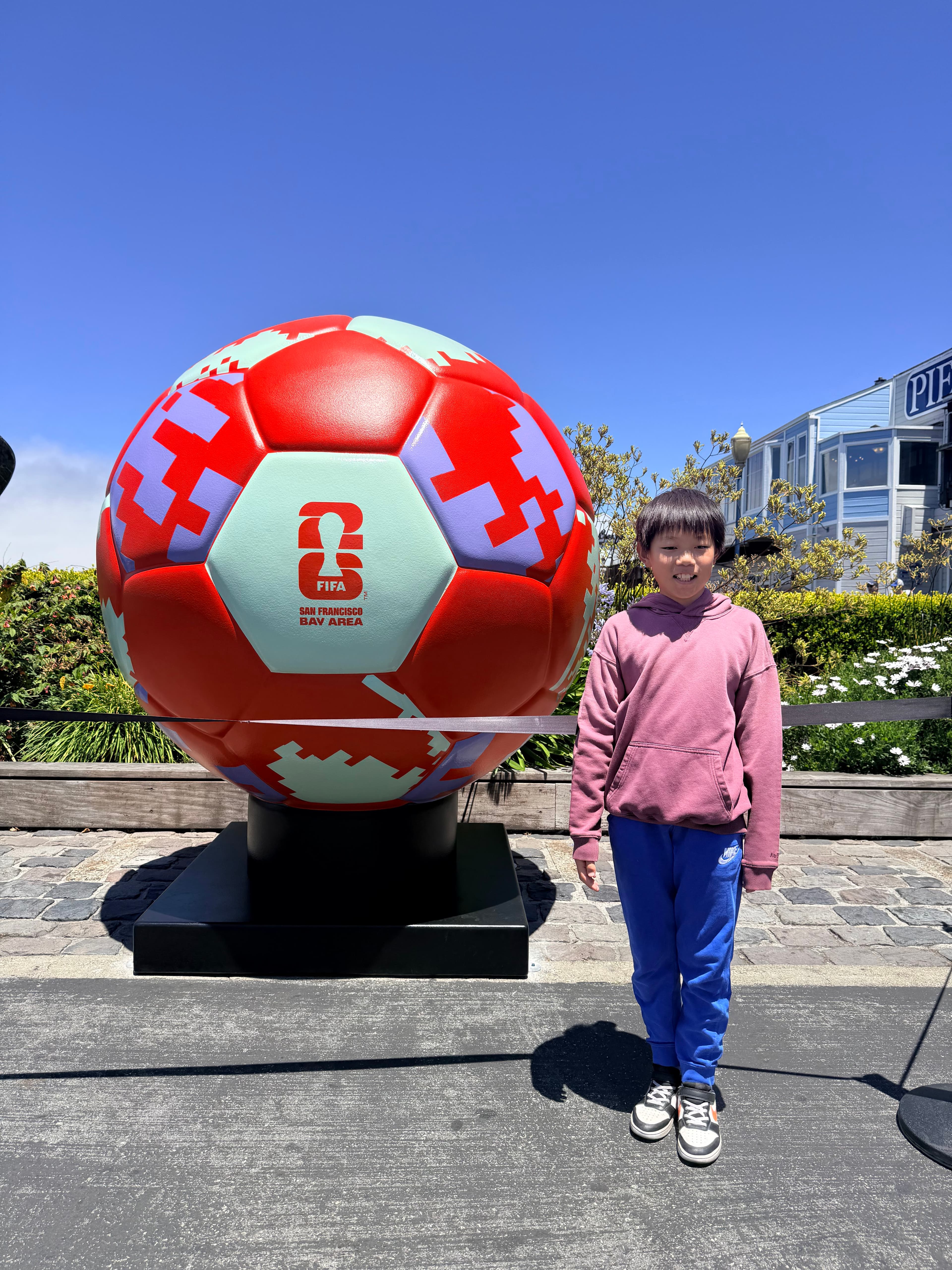 Pier 39 的 FIFA 2026 巨型足球
