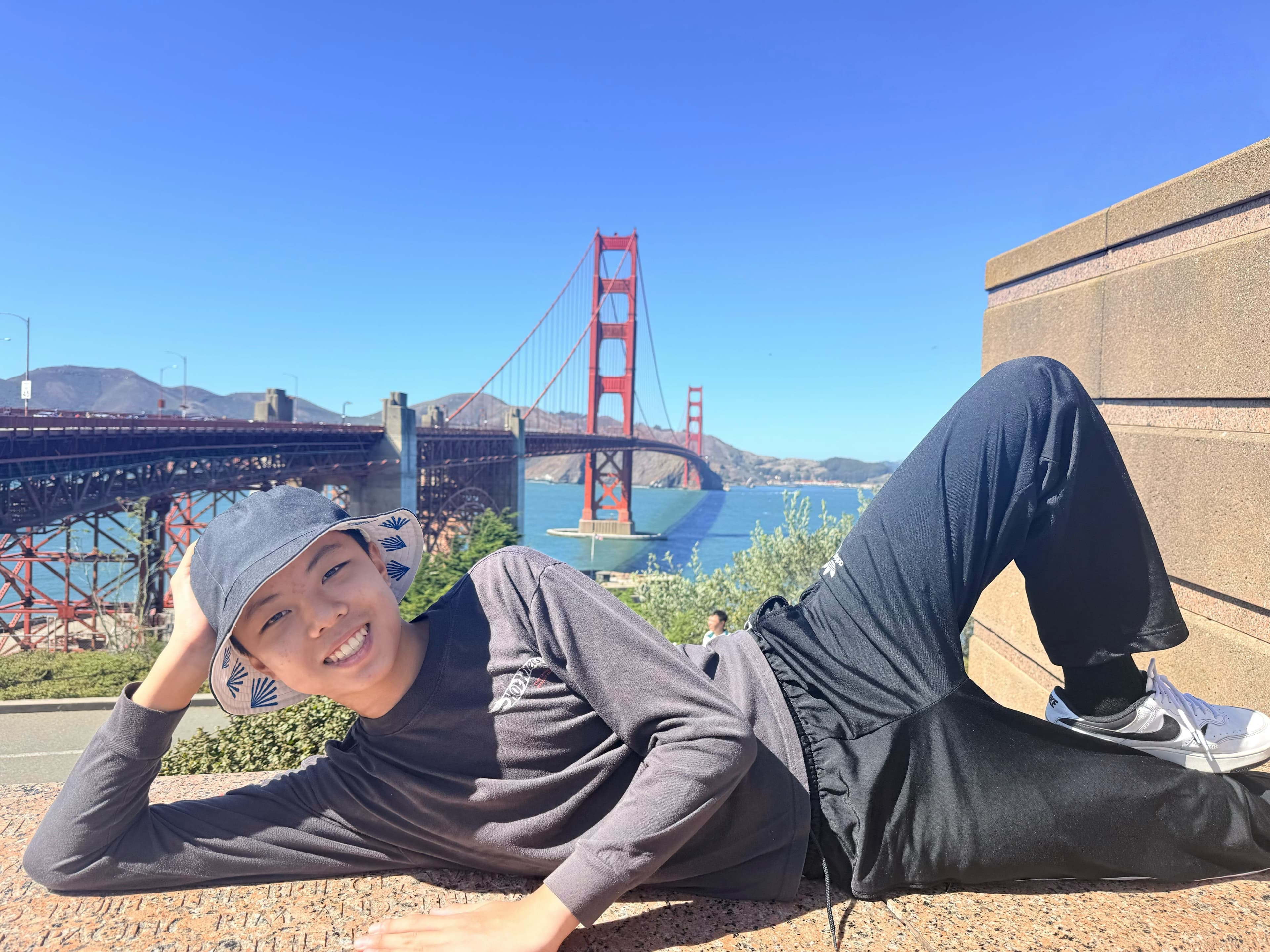 石墙边慵懒的一张