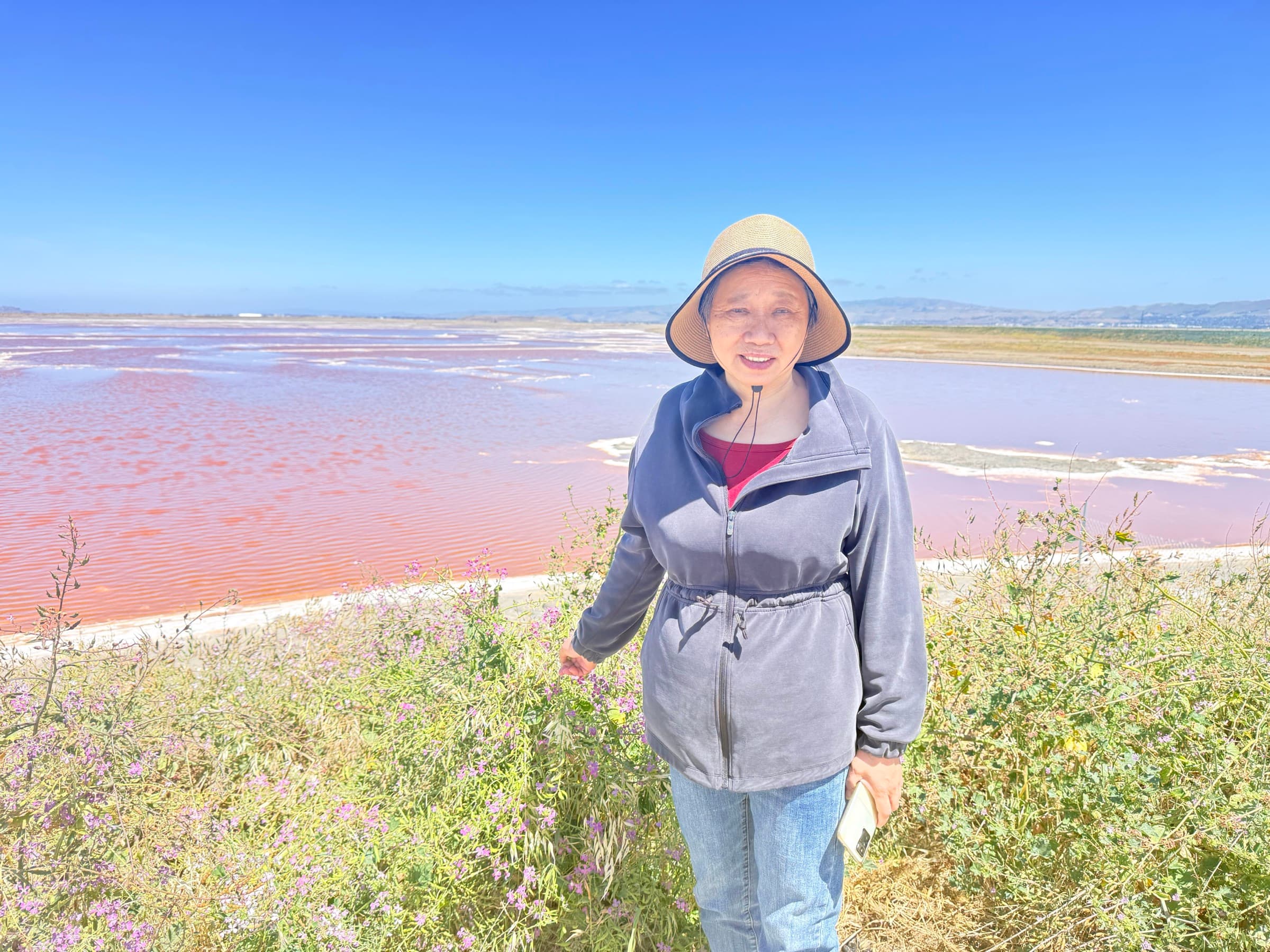 Alviso 粉色盐塘前的人像