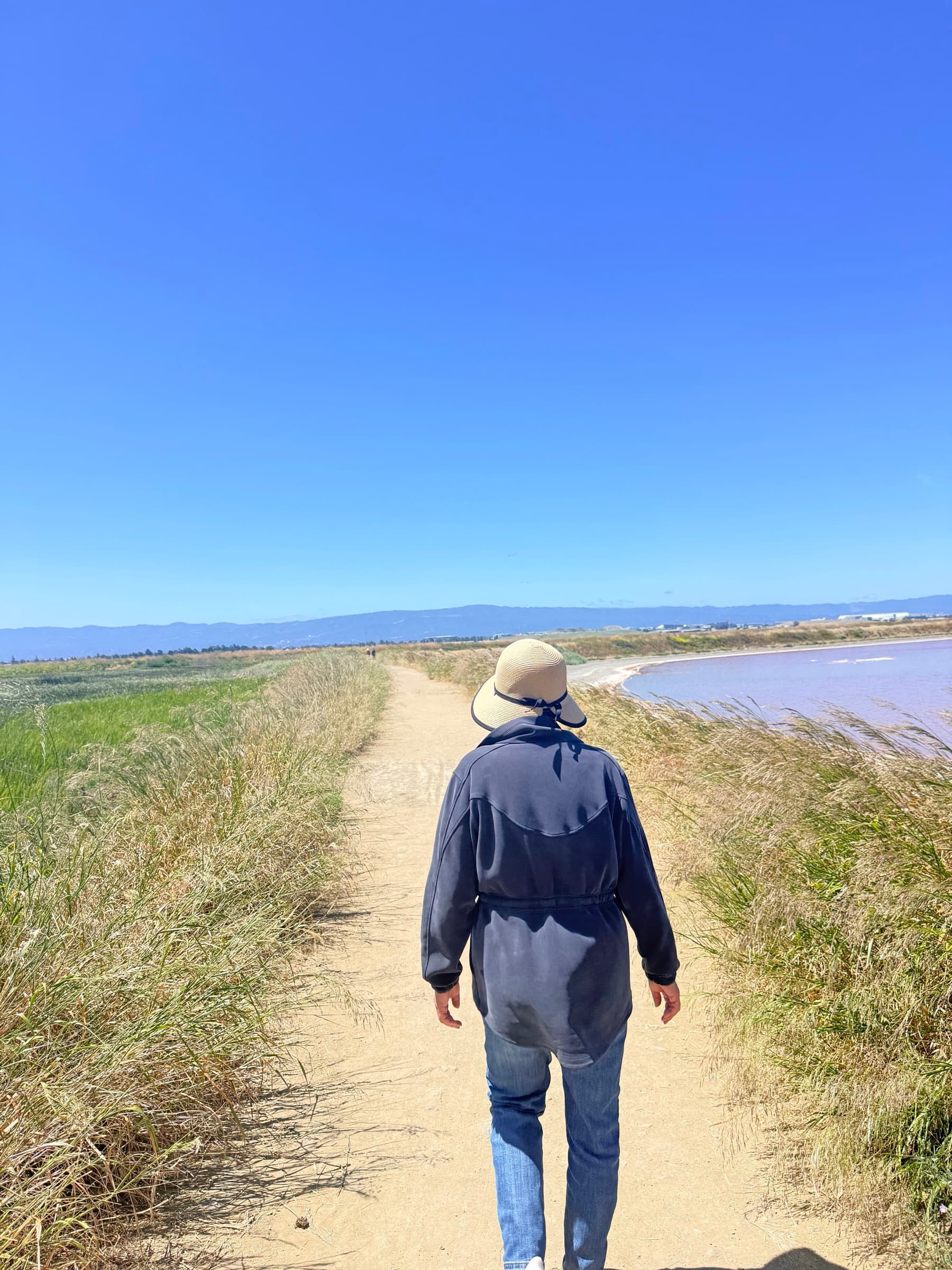 沿着粉色盐塘边的 trail 前行