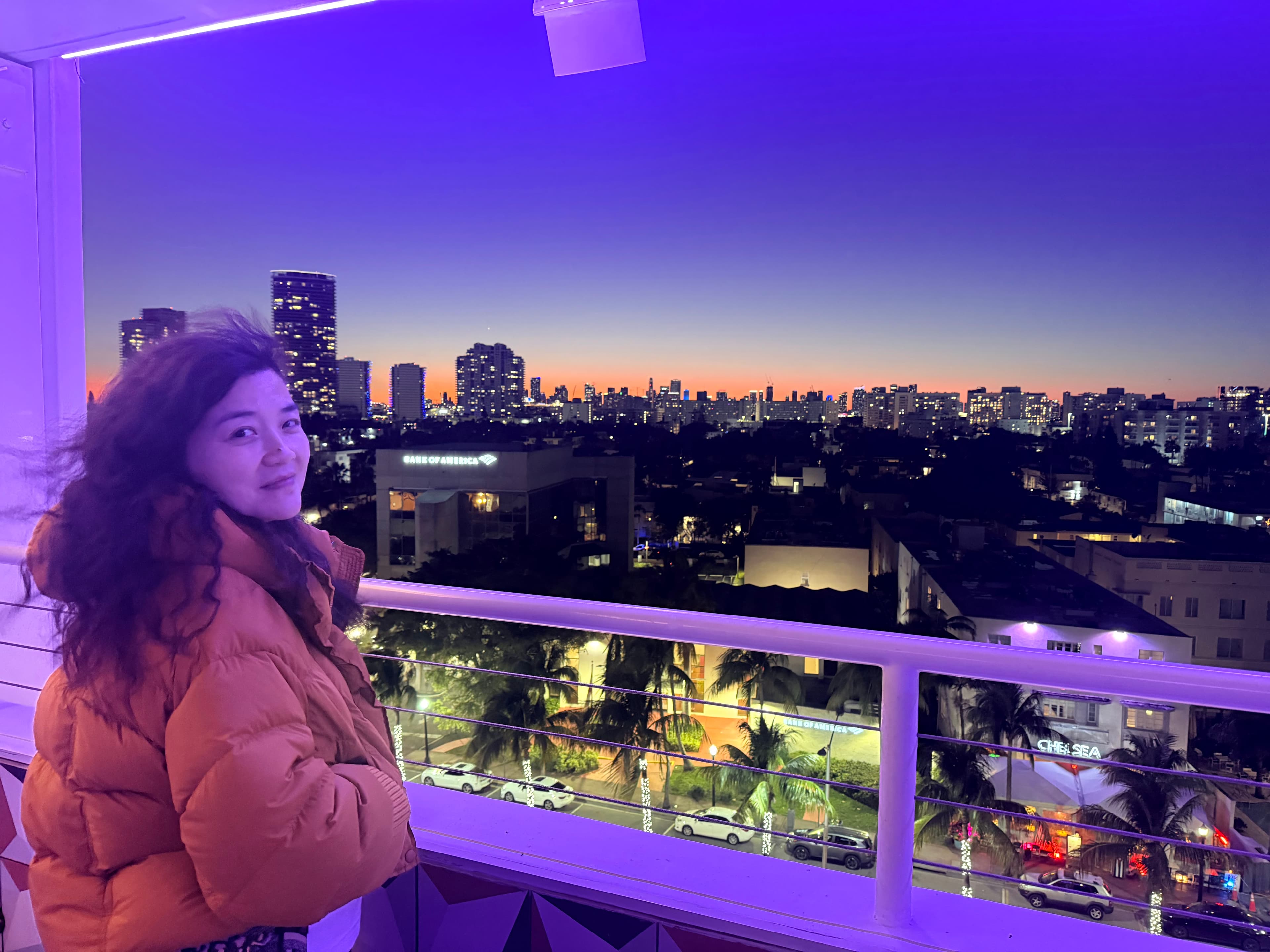 转场日的城市夜景与轻松节奏