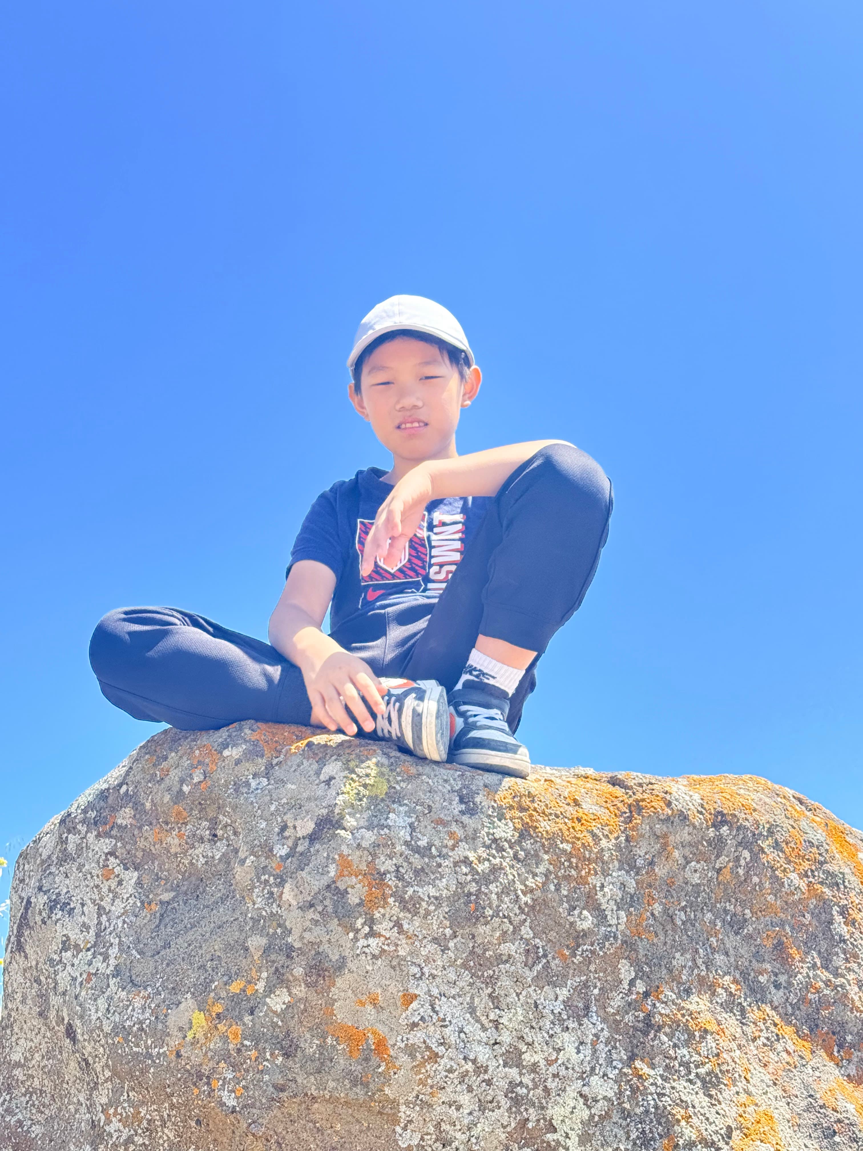 Mission Peak 蓝天下的石头休息点