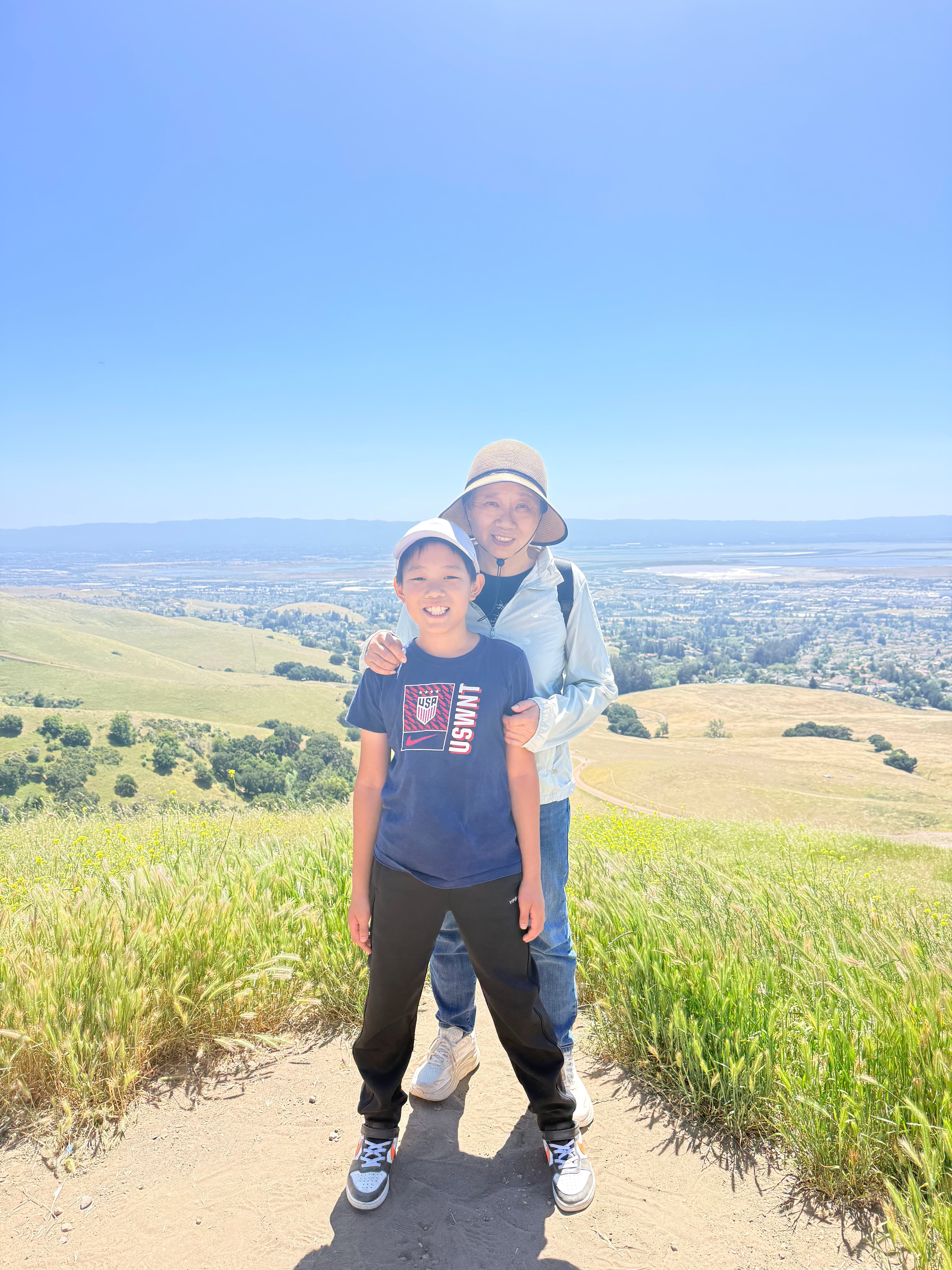 Mission Peak 山腰亲子合照