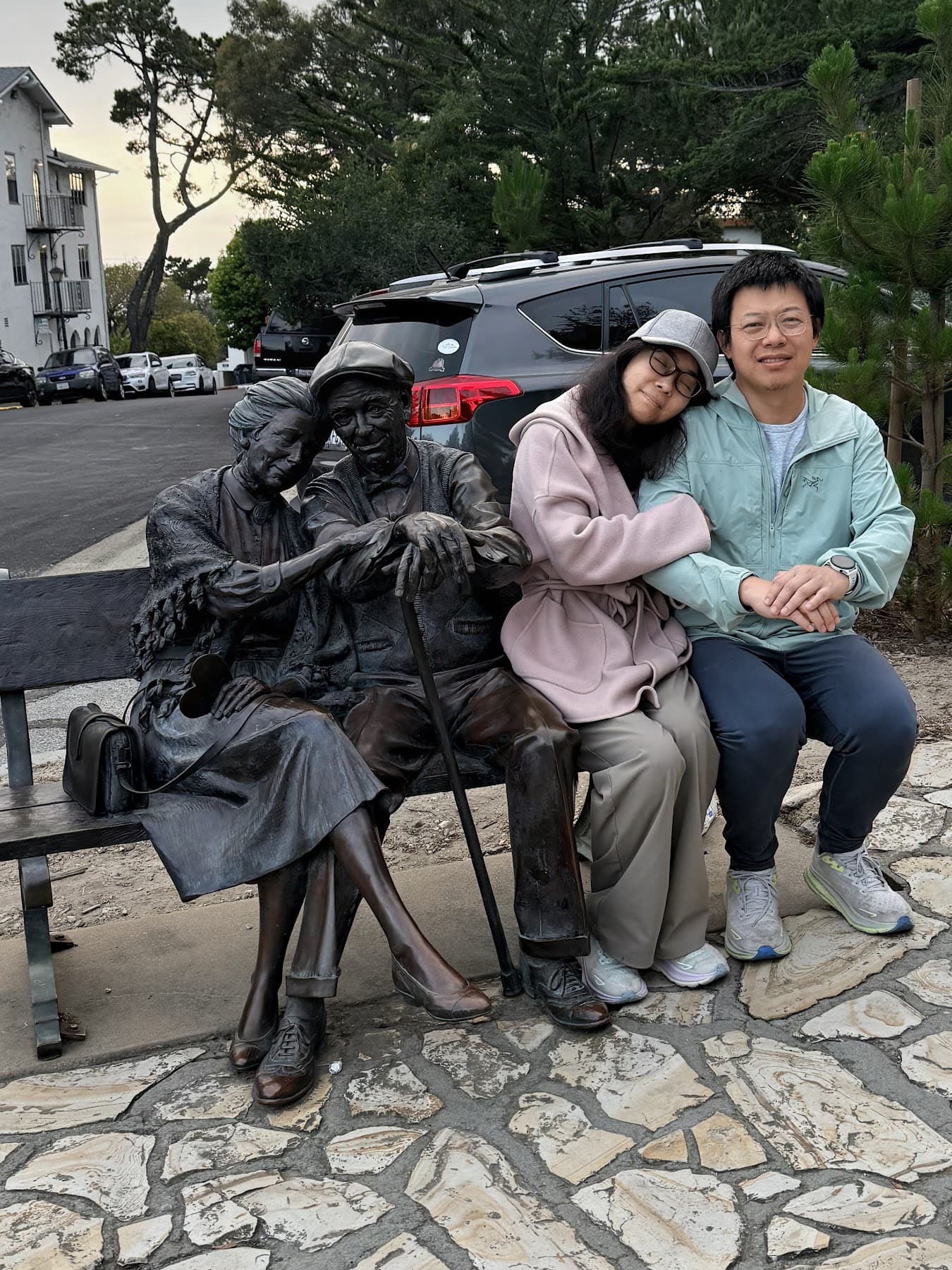 Carmel 街边长椅合影