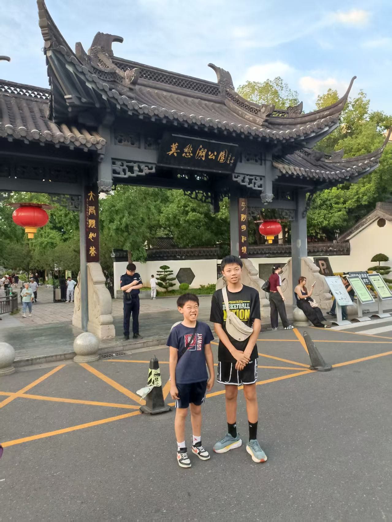 莫愁湖公园牌楼合影