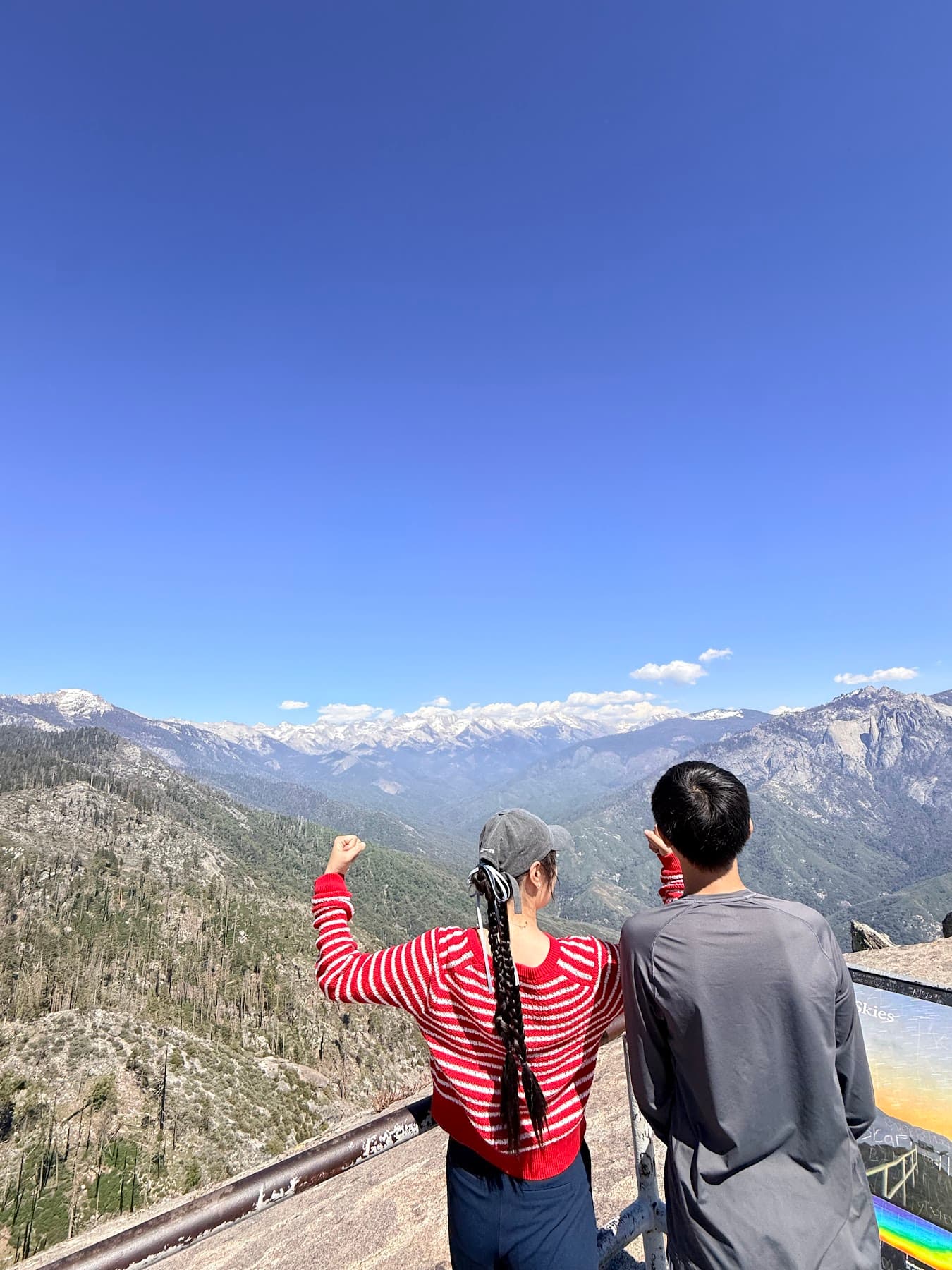 Moro Rock 上看雪山和山谷