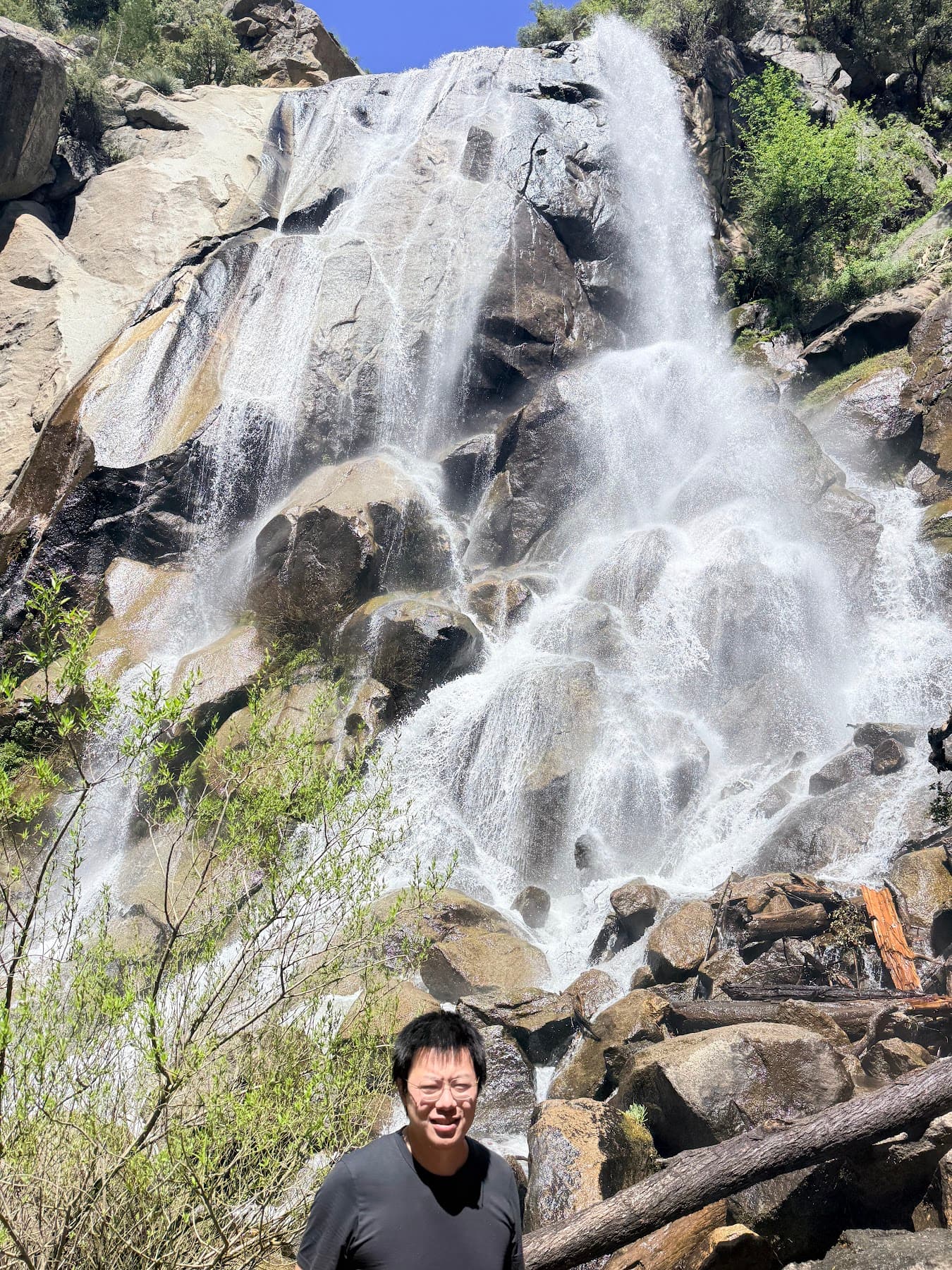 Grizzly Falls 路边瀑布